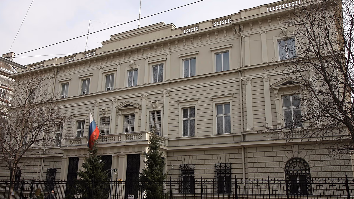 Miért keltenek aggodalmat Európában az orosz diplomáciai épületeken lévő antennák?