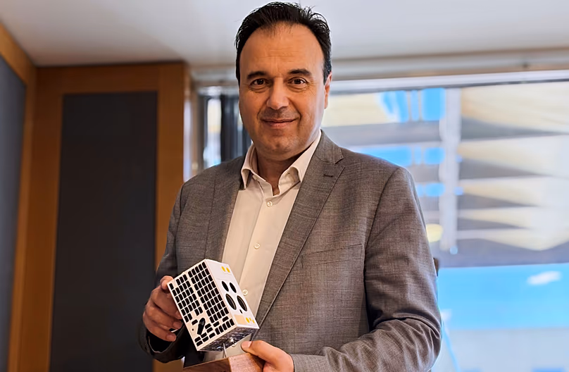 Dimitris Papastergiou tartja a nanoműholdat