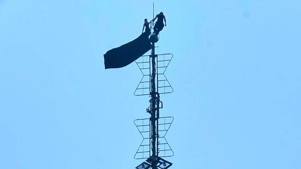 Kettőt letartóztattak, miután a „szeretet ereje” zászlót kiterítették az Empire State Building antennájára