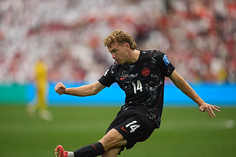 A kanadai Jacob Shaffelburg lőtt a világbajnokság B csoportja elleni, Katar elleni mérkőzésén Vancouverben, Brit Columbiában, 2026. június 18-án, csütörtökön.