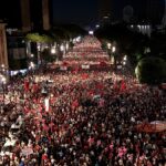 Több ezren nyüzsögnek Tirana utcáin a „Pink Flamingo” kormányellenes tüntetéseken