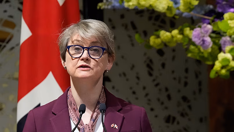 Yvette Cooper, Nagy-Britannia külügyminisztere felszólal egy tokiói sajtótájékoztatón, 2026. április 20-án.