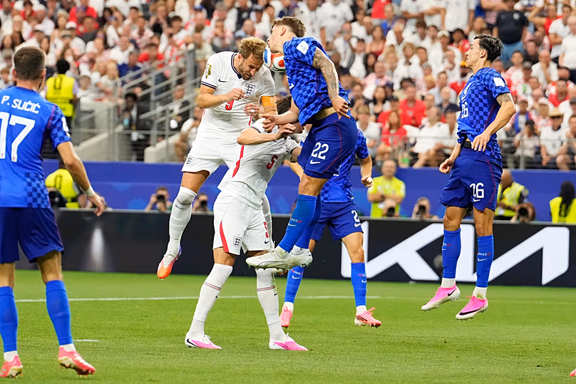 Az angol Harry Kane fejeli a labdát és gólt szerez a horvátországi vb L csoportja elleni mérkőzésén a texasi Arlingtonban, Dallas mellett, 2026. június 17-én, szerdán.