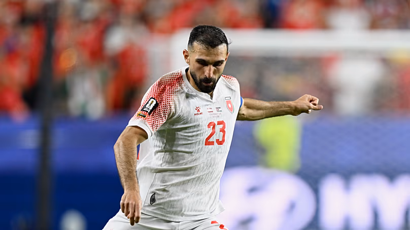 A jordán Ehsan Haddad labdába rúg a világbajnokság J csoportjának Ausztria elleni mérkőzésén a kaliforniai Santa Clarában, San Francisco közelében, 2026. június 16-án, kedden.