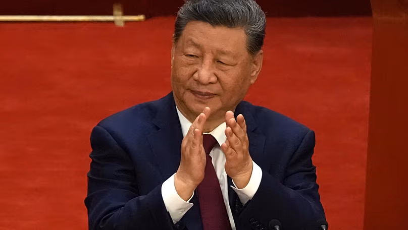 Hszi Csin-ping kínai elnök tapsol a pekingi Nép Nagytermében tartott ünnepségen, 2026. július 1-én