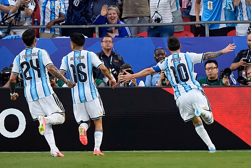 Az argentin Lionel Messi ünnepel, miután 2026. június 16-án, kedden megszerezte csapata első gólját a világbajnokság J csoport Algériában rendezett mérkőzésén Kansas Cityben, Mo.