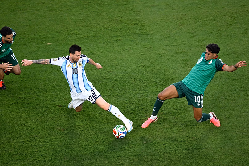 Az argentin Lionel Messi a labdáért csatázik az algériai Fares Chaibivel a világbajnokság J csoportjának Algéria elleni mérkőzésén Kansas Cityben, Mo, kedden, 2026. június 16-án.