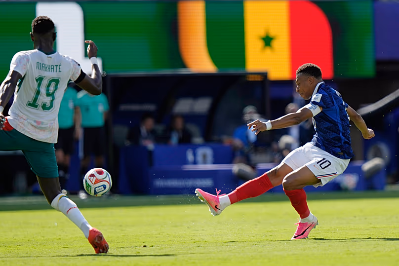 A francia Kylian Mbappe lő és szerzi harmadik gólját a Szenegál elleni világbajnokság I. csoportjában a New Yorkhoz közeli East Rutherfordban, 2026. június 16-án, kedden.