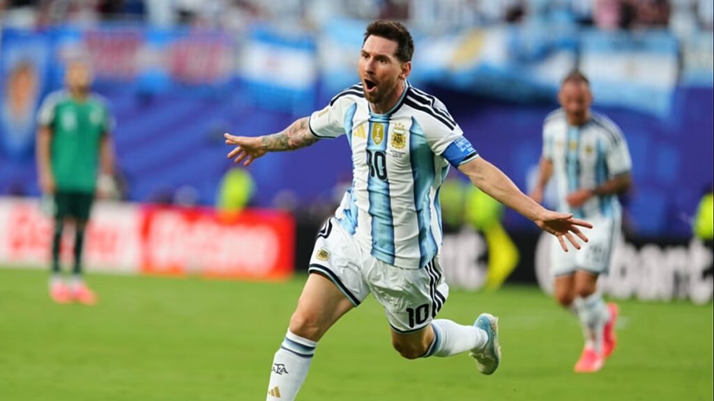 Lionel Messi a legtöbb vb-gólért megszerezte Miroslav Klosét, miközben Argentína 3-0-ra legyőzte Algériát.