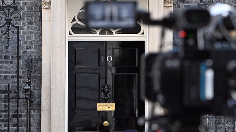 Egy tévékamera a londoni Downing Street 10 ajtajára mutat, 2026. június 22