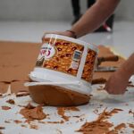 „Vigyázz a ragadós tapaszra!”: Miért borította be mogyoróvaj a padlót a holland múzeumban?
