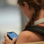 Az Egyesült Királyság bemutatja az önkéntes éjszakai kijárási tilalmat a közösségi médiában az idősebb tinédzserek számára