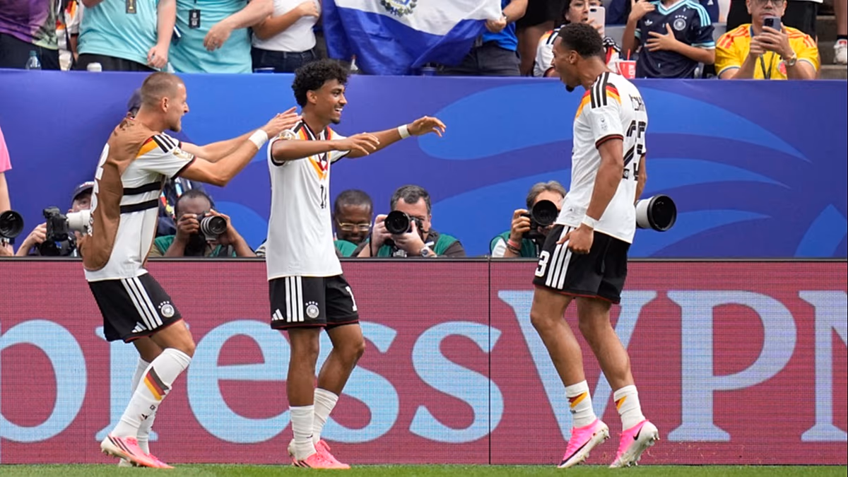 Németország 7-1-re túljutott Curaçaón és 2-2-re Hollandia-Japán döntetlen mellett, miközben folytatódnak a világbajnokság csoportkörei