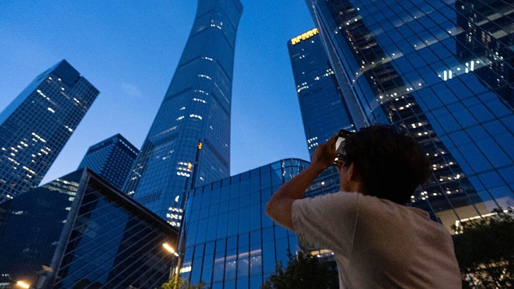 Kisrepülőgép zuhant Peking legmagasabb épületébe