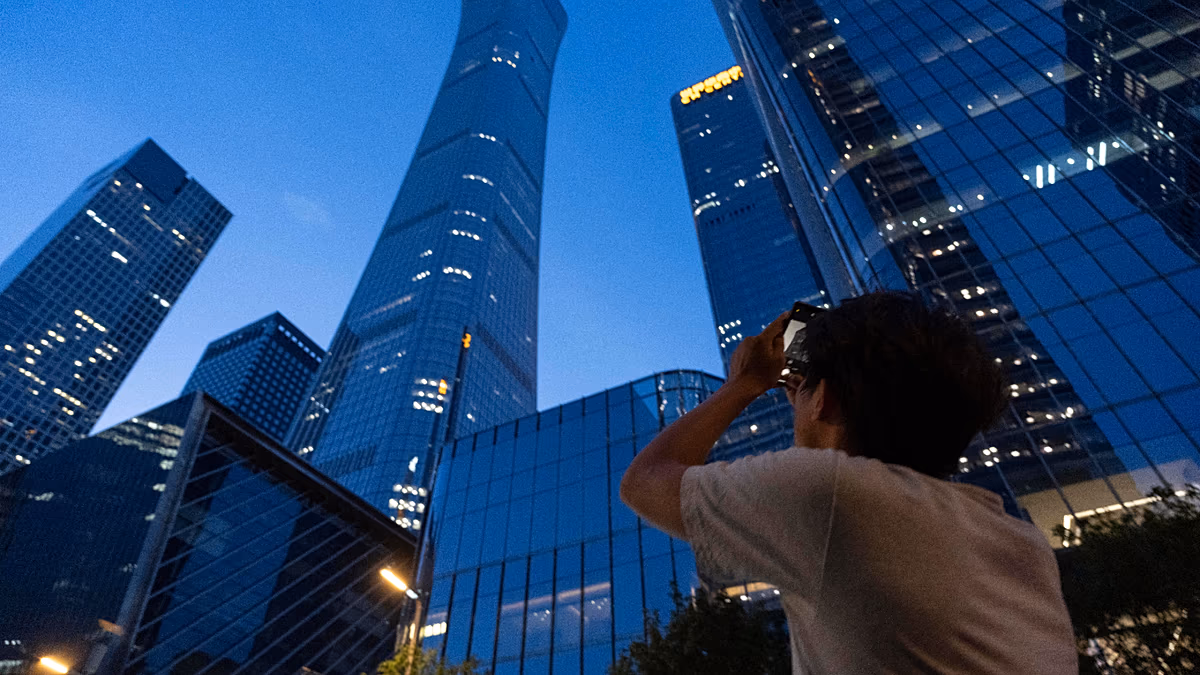 Kisrepülőgép zuhant Peking legmagasabb épületébe