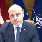 Kulbergs miniszterelnök szerint Putyin megerősíti a Lettország elleni hibrid háborút, mert „veszít Ukrajnában”.