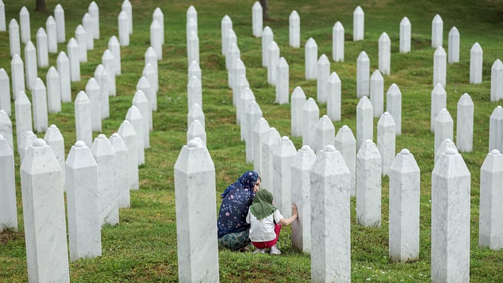 Menet a békéért a srebrenicai népirtás áldozatainak emlékére