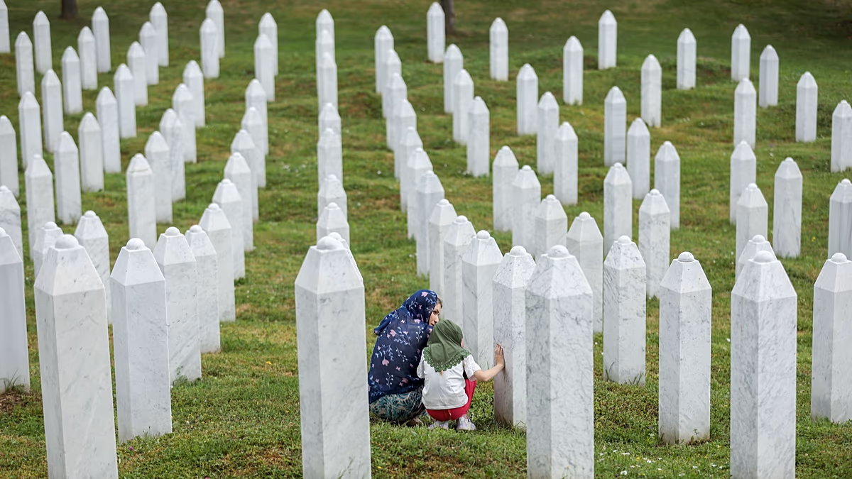 Menet a békéért a srebrenicai népirtás áldozatainak emlékére
