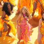 Shakira vezeti a világbajnokság első félidei műsorát, amely rövid időre ellopja a reflektorfényt