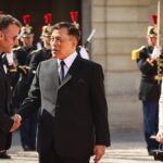 Vírusos hamis mesterséges intelligencia-képen Macron a thai király előtt térdelve látható